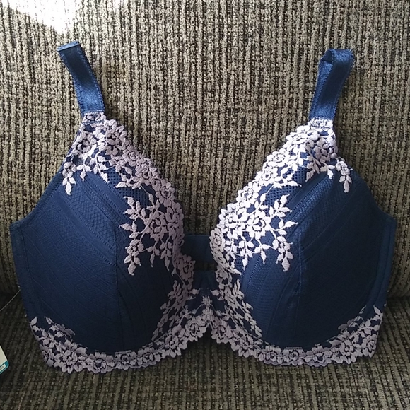 Embrace Lace Contour Wacoal Bra - Picture 2 of 6